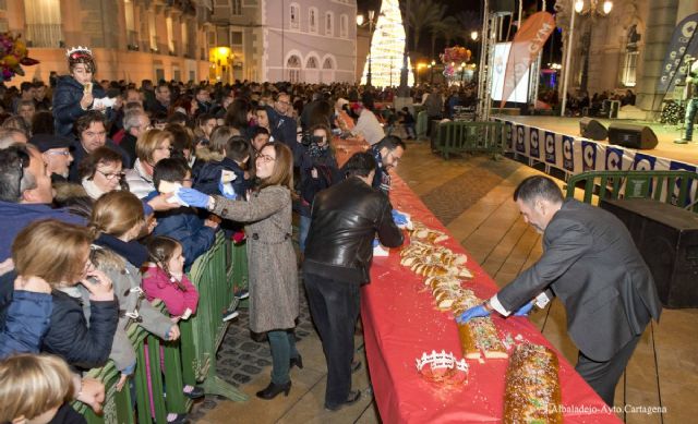 La Gran Fiesta del Roscon de Reyes reune a miles de personas en la Plaza del Ayuntamiento de Cartagena - 1, Foto 1
