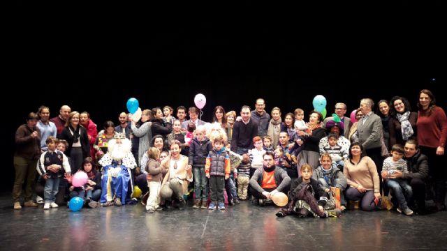 Más de un centenar de niños del Centro Municipal de Atención Temprana Fina Navarro López reciben sus regalos de parte de los Reyes Magos de Oriente - 1, Foto 1