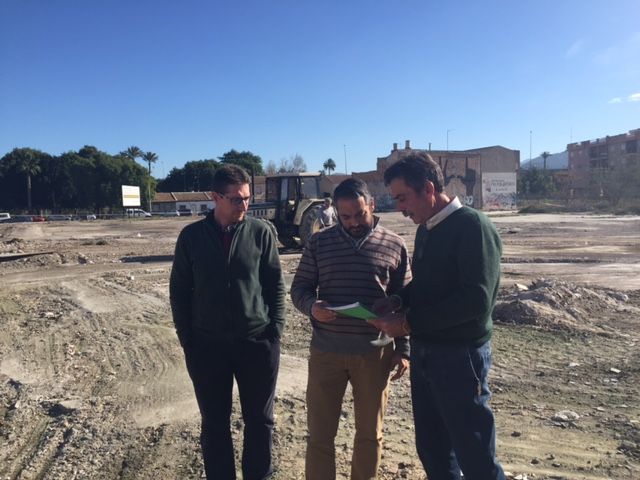 El Ayuntamiento limpia 338.000 m2 en más de 100 solares municipales del casco urbano y pedanías durante 2016 - 1, Foto 1