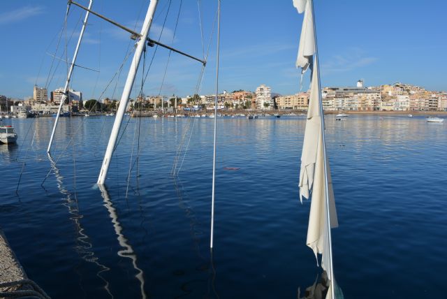 El operativo de reflote del Penélope necesitará la participación de dos grúas de grandes dimensiones para poder sacarlo a puerto - 1, Foto 1