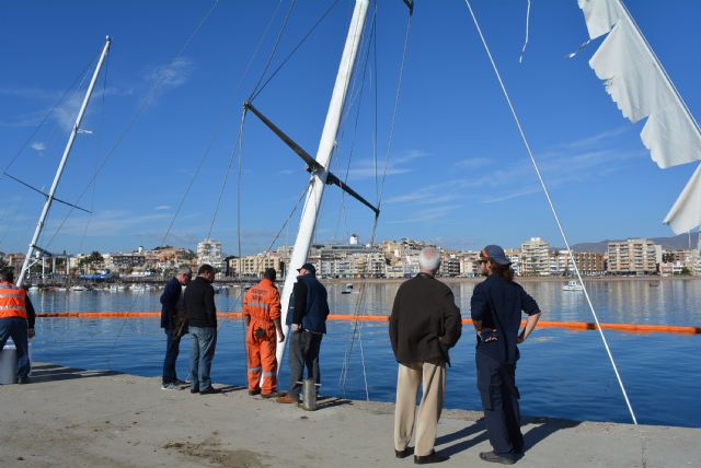 El operativo de reflote del Penélope necesitará la participación de dos grúas de grandes dimensiones para poder sacarlo a puerto - 2, Foto 2