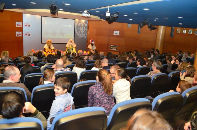 Sus Majestades los Reyes de Oriente reparten los primeros regalos entre los niños en el Colegio de Ingenieros Técnicos Industriales de Murcia - 2, Foto 2