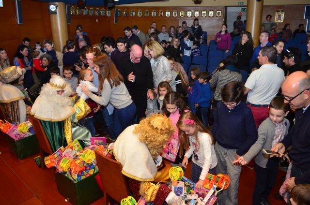 Sus Majestades los Reyes de Oriente reparten los primeros regalos entre los niños en el Colegio de Ingenieros Técnicos Industriales de Murcia - 3, Foto 3