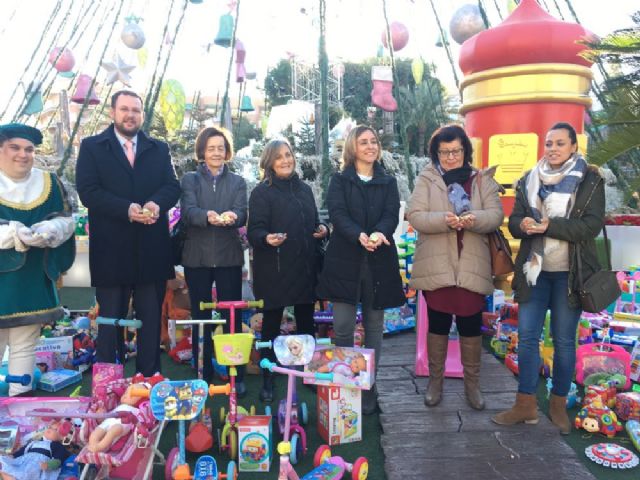 Los niños murcianos donan más de 2.000 juguetes en el Gran Árbol de Navidad de la Plaza Circular - 1, Foto 1