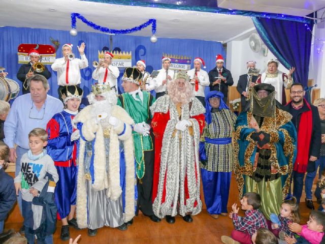 Sus Majestades de Oriente repartieron juguetes en la Asociacion de Vecinos Ensanche-Almarjal - 1, Foto 1