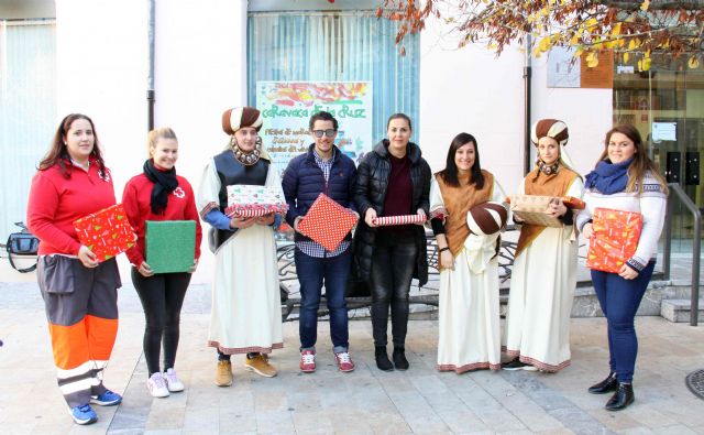 Cerca de 200 niños de Caravaca reciben la visita de los pajes de los Reyes Magos dentro de la campaña solidaria de juguetes - 1, Foto 1