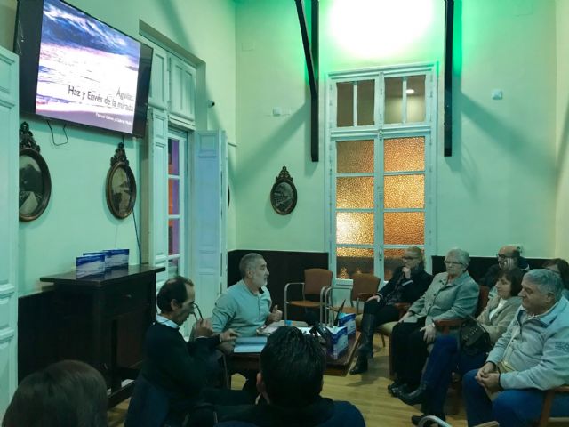 Gálvez y Muñiz presentan su libro de haikus Águilas. Haz y envés de la mirada - 1, Foto 1