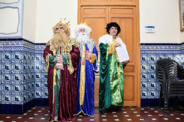 Tres empleados de ARIMESA vestidos de Reyes Magos han intentado entregar una carta a la alcaldesa socialista de Santomera - 1, Foto 1