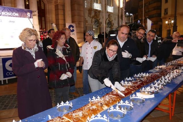 Tres mil cartageneros degustaron el roscón navideño en el Palacio Consistorial de Cartagena - 1, Foto 1