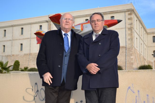 Cruz del Mérito Aeronáutico con Distintivo Blanco a los profesores Roca Dorda y Briones Peñalver - 1, Foto 1