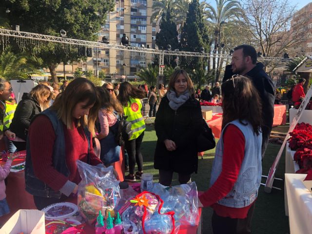 Proyecto Abraham enseña a los más pequeños a realizar adornos navideños en el Gran Árbol de Navidad - 1, Foto 1