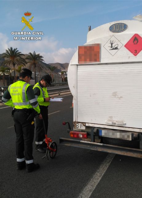La Guardia Civil investiga al conductor de un camión de mercancías peligrosas por conducir bajo la influencia de la cocaína, Foto 6
