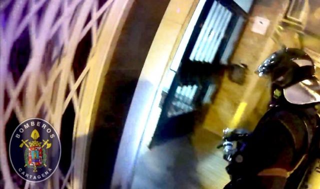 Incendio en una vivienda de la calle Lope de Rueda - 1, Foto 1