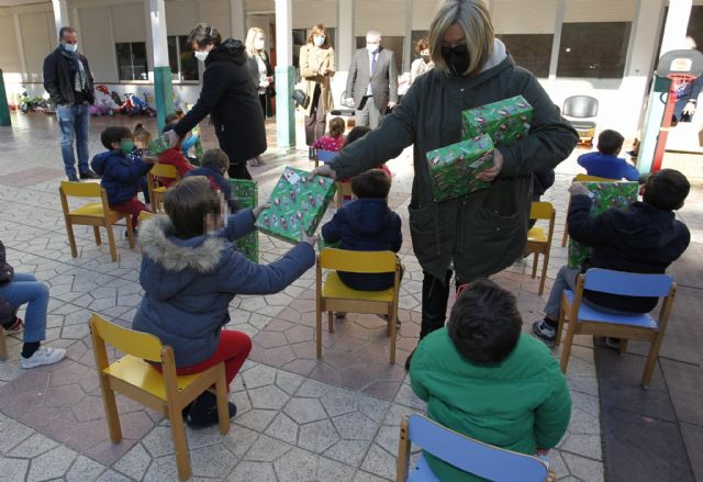 Medio centenar de menores tutelados reciben sus regalos de Navidad - 2, Foto 2