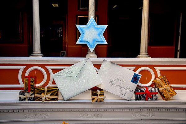 Los beduinos dan la bienvenida a los más pequeños, que depositan sus cartas para los reyes de la ilusión en el popular palanquín - 2, Foto 2