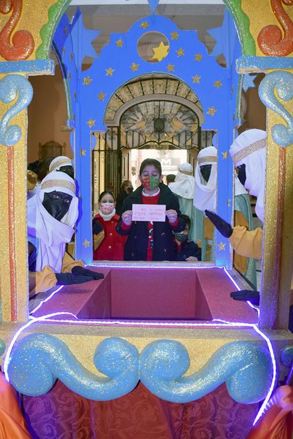 Los beduinos dan la bienvenida a los más pequeños, que depositan sus cartas para los reyes de la ilusión en el popular palanquín - 3, Foto 3