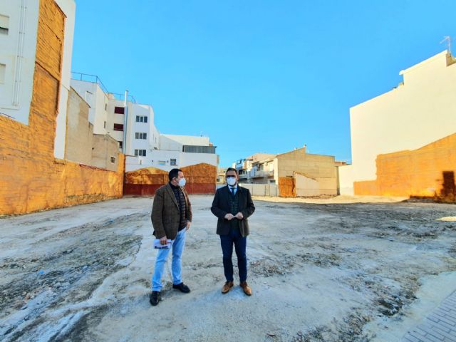 El Ayuntamiento de Lorca ejecuta la limpieza y adecuación de cinco solares contiguos que permitirá crear un aparcamiento de 1.000 metros cuadrados en la Avenida de Santa Clara - 1, Foto 1