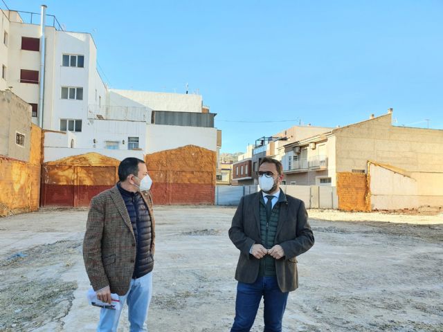 El Ayuntamiento de Lorca ejecuta la limpieza y adecuación de cinco solares contiguos que permitirá crear un aparcamiento de 1.000 metros cuadrados en la Avenida de Santa Clara - 2, Foto 2