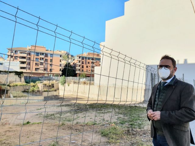 El Ayuntamiento de Lorca ejecuta la limpieza y adecuación de cinco solares contiguos que permitirá crear un aparcamiento de 1.000 metros cuadrados en la Avenida de Santa Clara - 3, Foto 3