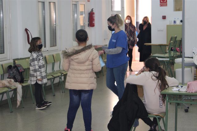 La escuela navideña municipal favorece la conciliación de decenas de familias pinatarenses - 1, Foto 1
