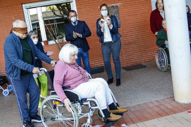 Los mayores de la residencia Virgen del Valle de El Palmar realizan una yincana por Navidad - 1, Foto 1