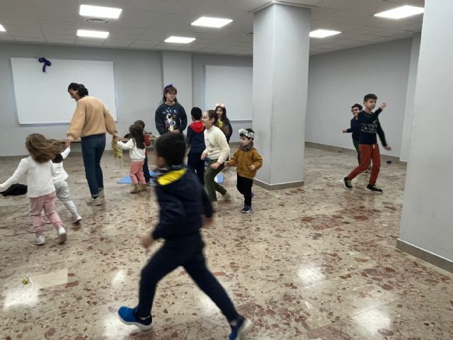 Un total de 60 niños y niñas participan, durante estas semanas, en una nueva edición de las 'Aulas Creativas Navideñas' organizada por la Universidad Popular - 2, Foto 2