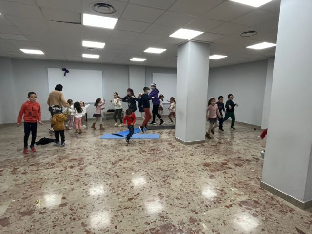 Un total de 60 niños y niñas participan, durante estas semanas, en una nueva edición de las 'Aulas Creativas Navideñas' organizada por la Universidad Popular - 3, Foto 3