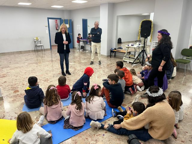 Un total de 60 niños y niñas participan, durante estas semanas, en una nueva edición de las 'Aulas Creativas Navideñas' organizada por la Universidad Popular - 4, Foto 4