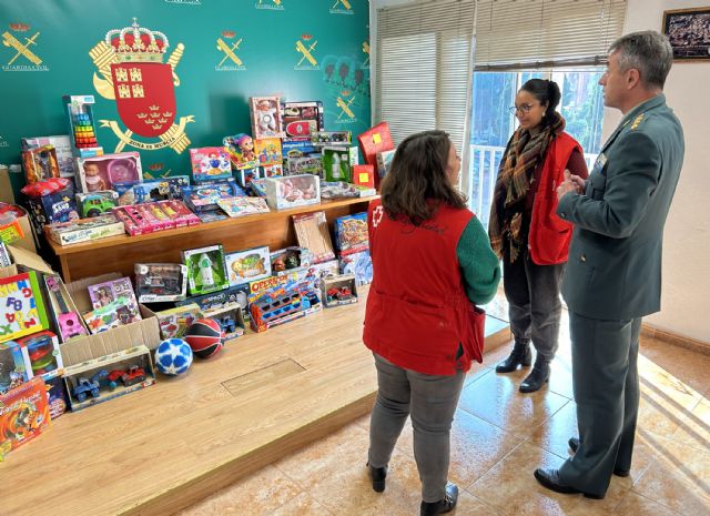 La Guardia Civil de Murcia culmina la campaña en beneficio de los menores desplazados por el conflicto de Ucrania, con la recogida de más de dos centenares de juguetes - 2, Foto 2