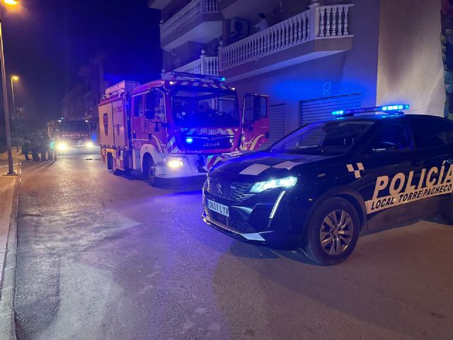 La Policía Local de Torre Pacheco evacua un edificio por el incendio de un vehículo en el sótano - 2, Foto 2