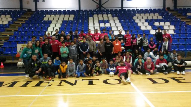 Los chavales de los Centros Interculturales disfrutan de una jornada de fútbol sala con el Plásticos Romero - 2, Foto 2