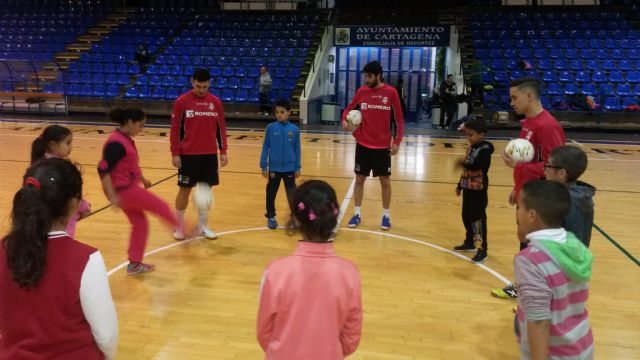 Los chavales de los Centros Interculturales disfrutan de una jornada de fútbol sala con el Plásticos Romero - 4, Foto 4