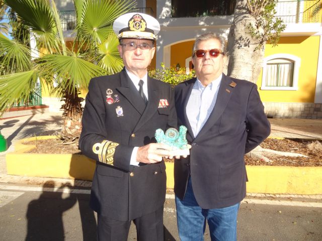 Los economistas de la Región de Murcia entregan el Ecónomo Institucional al Almirante Jefe del Arsenal de Cartagena - 1, Foto 1