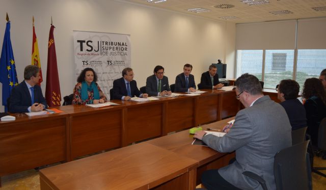 La Comunidad impulsa la estrategia para la detección temprana de familias en situación de riesgo de desahucio - 1, Foto 1