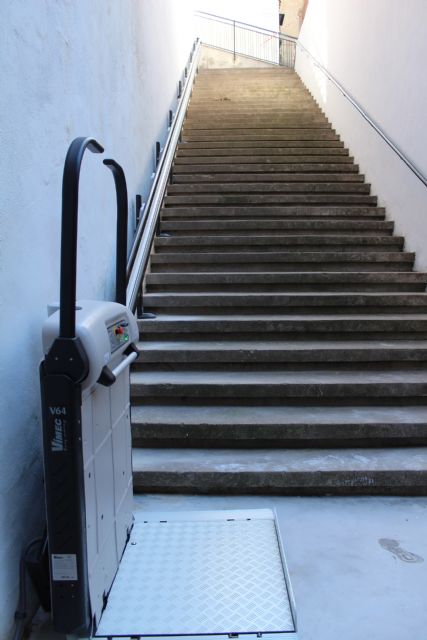 Instalada una plataforma salvaescaleras que mejora la accesibilidad del Cementerio - 1, Foto 1