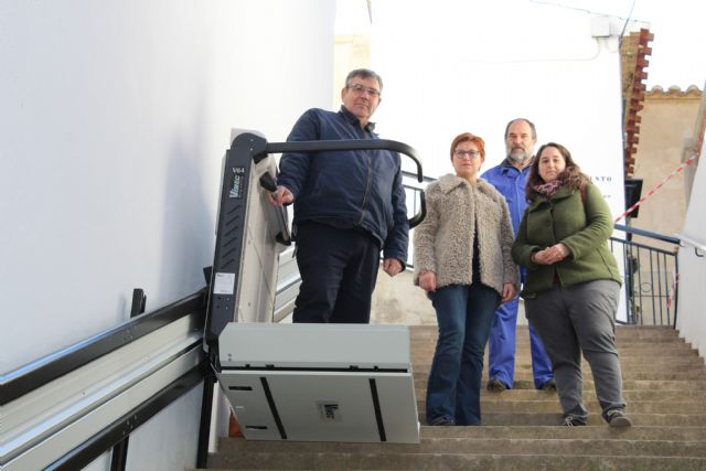Instalada una plataforma salvaescaleras que mejora la accesibilidad del Cementerio - 2, Foto 2