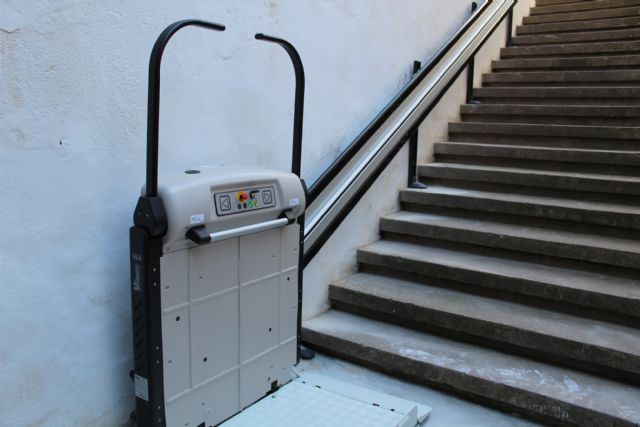 Instalada una plataforma salvaescaleras que mejora la accesibilidad del Cementerio - 3, Foto 3