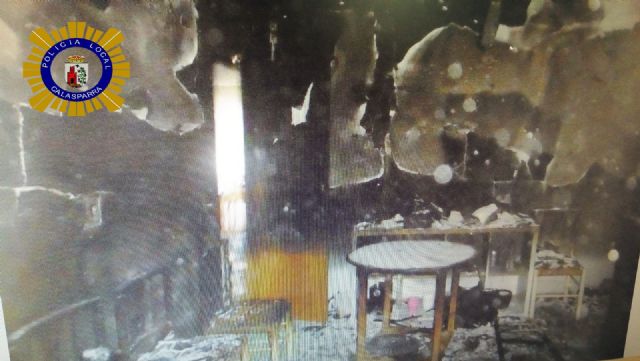 Rescatan in extremis a un matrimonio que había quedado atrapado por el incendio de su vivienda - 1, Foto 1