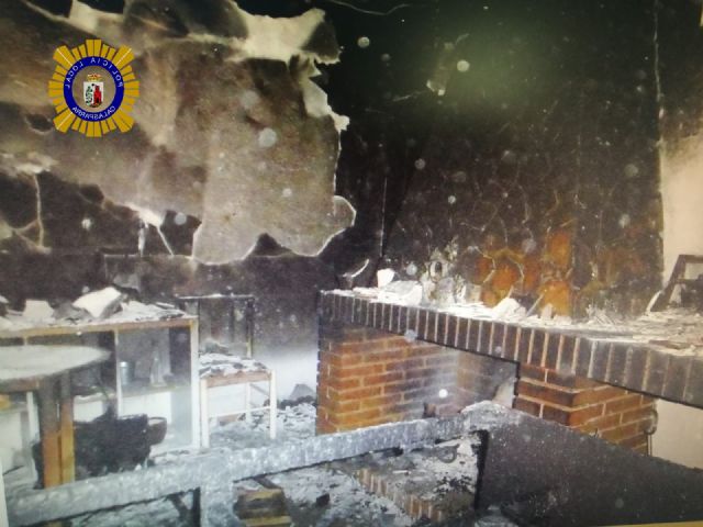 Rescatan in extremis a un matrimonio que había quedado atrapado por el incendio de su vivienda - 2, Foto 2