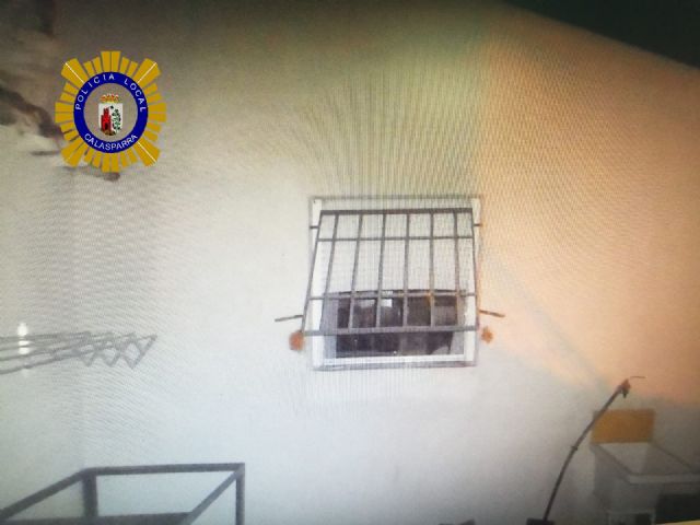 Rescatan in extremis a un matrimonio que había quedado atrapado por el incendio de su vivienda - 3, Foto 3