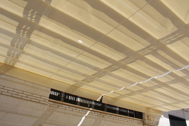 Instalado toldo de sombraje en el patio del Colegio Miguel Hernández - 2, Foto 2