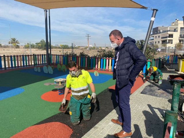 El Ayuntamiento de Murcia instala y sustituye más de 70.000 metros cuadrados de suelo antimpacto - 1, Foto 1