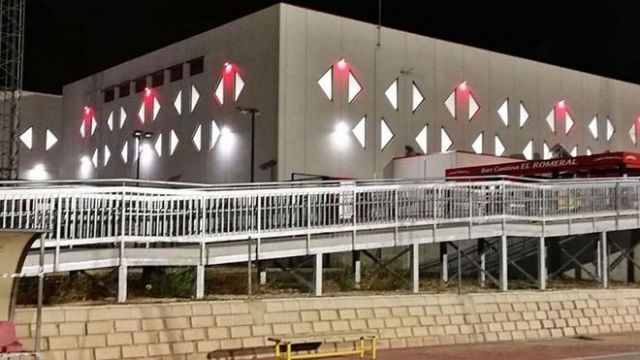 Los pabellones de la Ciudad Deportiva El Romeral permanecen iluminados en rojo, hoy viernes 4 de febrero, para conmemorar el Día Mundial contra el Cáncer - 2, Foto 2