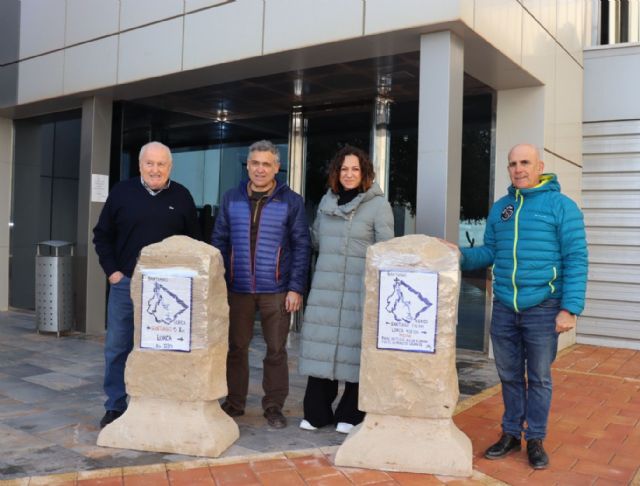 El Ayuntamiento entrega, a través de la concejalía de Desarrollo Local, dos monolitos a la Asociación Lorca Santiago para señalizar el final de cada una de las etapas del camino - 2, Foto 2