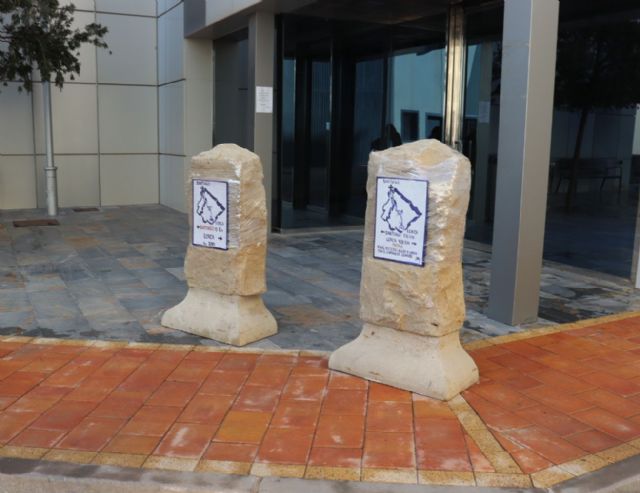El Ayuntamiento entrega, a través de la concejalía de Desarrollo Local, dos monolitos a la Asociación Lorca Santiago para señalizar el final de cada una de las etapas del camino - 3, Foto 3