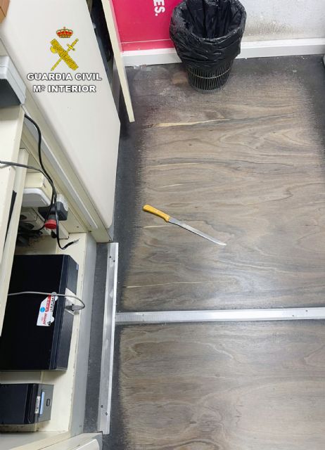 La Guardia Civil detiene a un joven instantes después de atracar una gasolinera en Cabo de Palos - 2, Foto 2