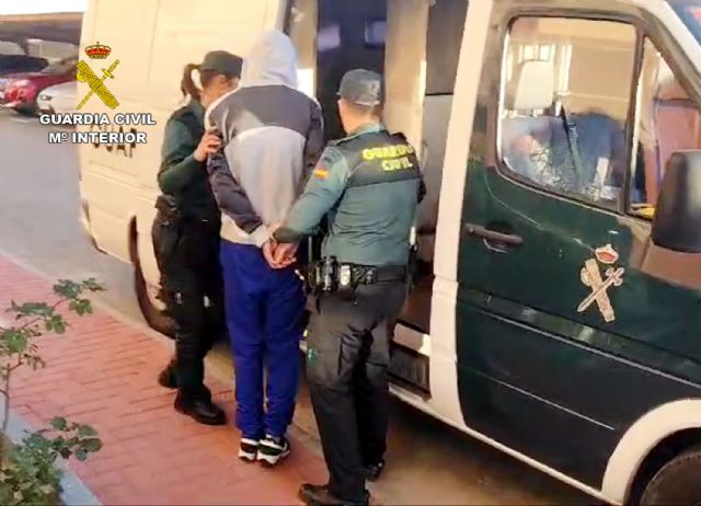 La Guardia Civil detiene a un joven instantes después de atracar una gasolinera en Cabo de Palos - 4, Foto 4