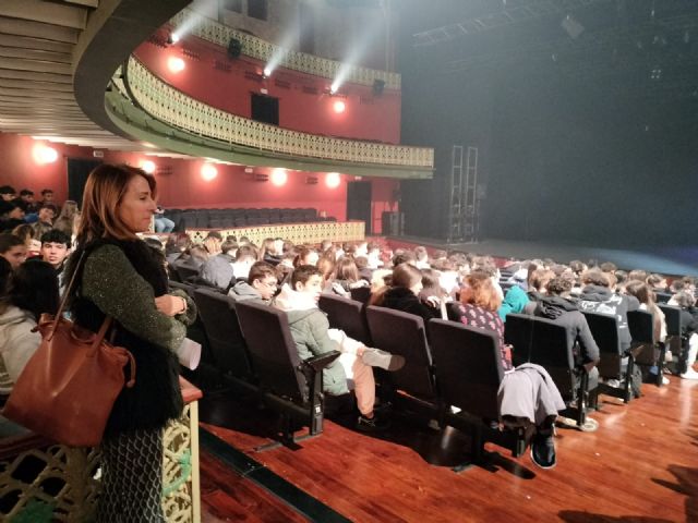 Más de 2.000 estudiantes de Secundaria y Bachillerato reflexionan sobre la influencia de las redes sociales a través del teatro - 1, Foto 1
