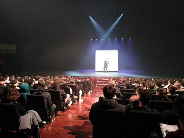 Más de 2.000 estudiantes de Secundaria y Bachillerato reflexionan sobre la influencia de las redes sociales a través del teatro - 2, Foto 2