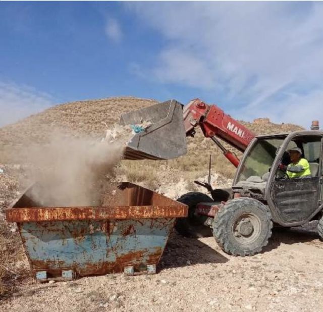 Medio Ambiente intensifica la limpieza en solares y puntos críticos de vertidos incontrolados con una actuación integral - 4, Foto 4